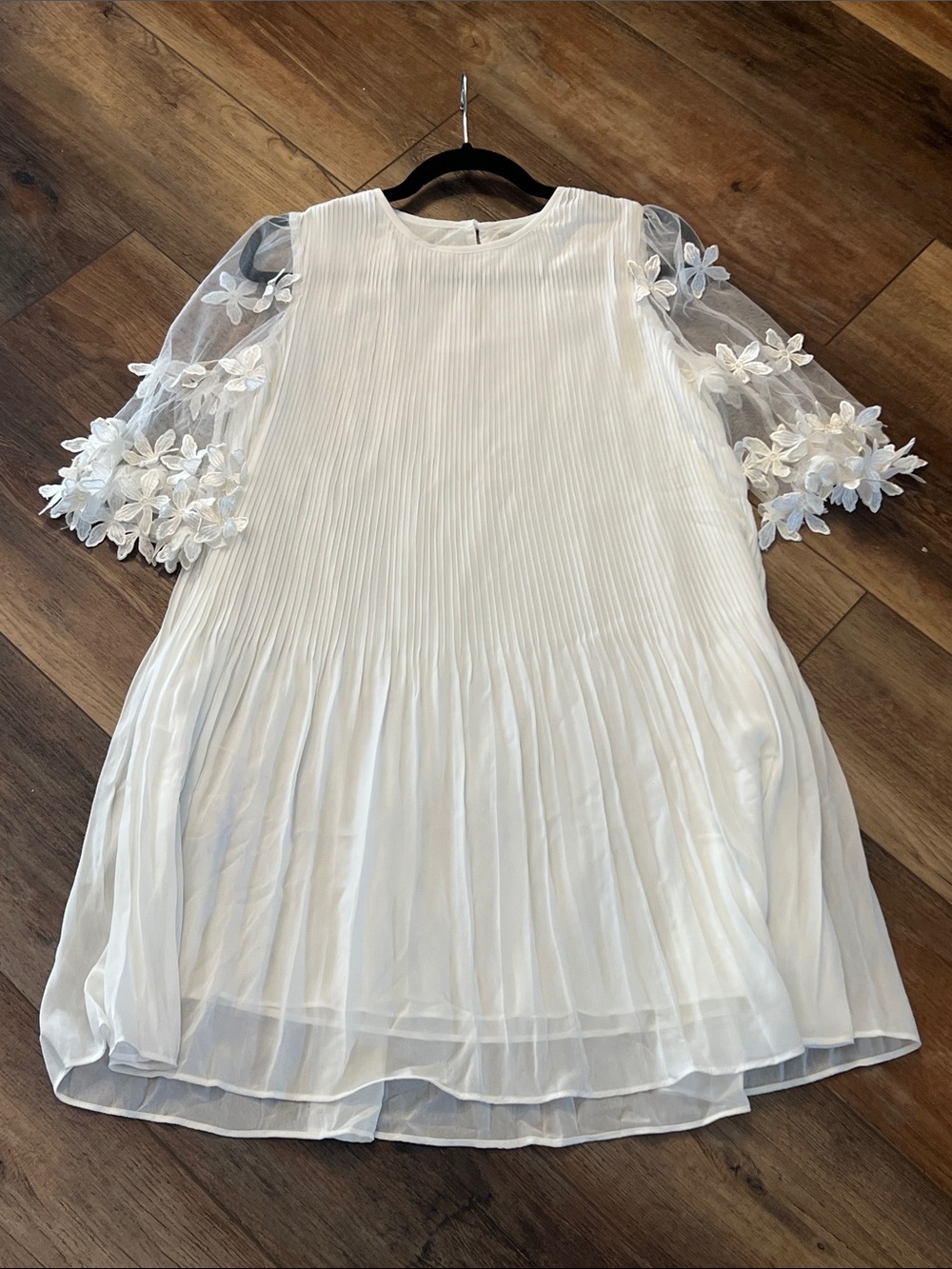 S NWOT  White Pleated Midi Dress w Floral Appliqué Sleeves Bridal shower wedding